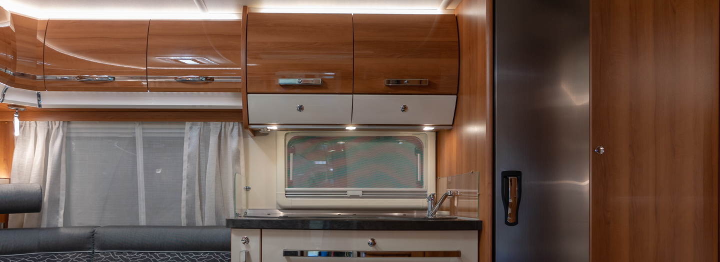 Recreational vehicles - Bonding and interior finishes